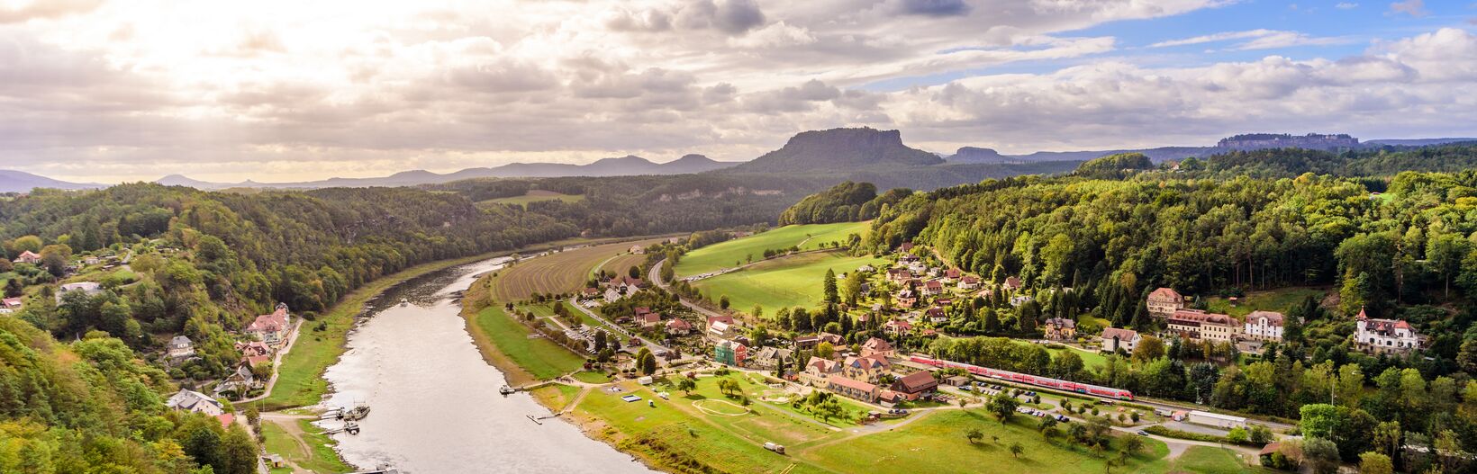 Blick vom Bastei-Aussichtspunkt auf die Elbe und die Stadt Rathen