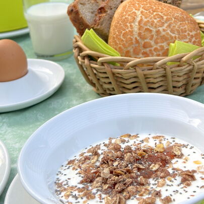 Forsthaus im Kirnitzschtal - Frühstück mit Müsli, Ei und frischen Bäckerbrötchen