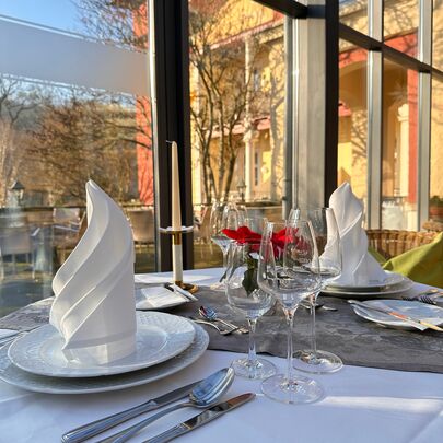 Tisch mit Weihnachtsdeko im Wintergarten vom Parkhotel Bad Schandau