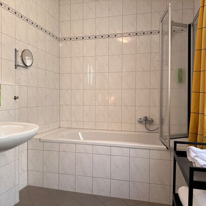 Badezimmer im Komfortzimmer im Sigl's Bad Schandau