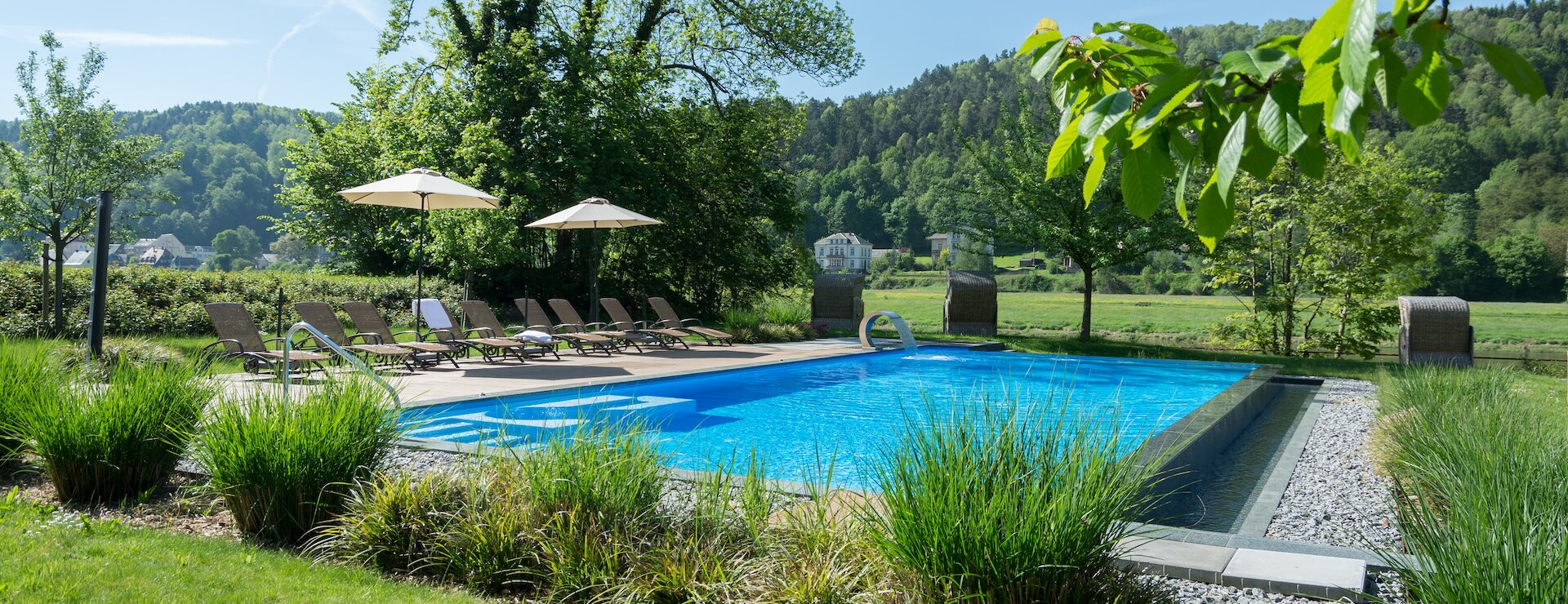 Swimmingpool im Garten im Parkhotel Bad Schandau Hotel