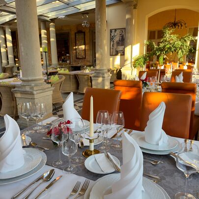 Gedeckter Tisch im Wintergarten vom Parkhotel Bad Schandau