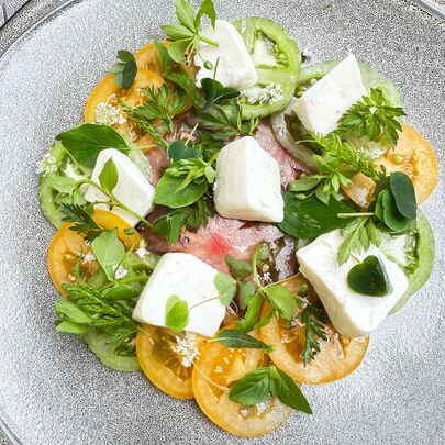 Salat mit Ziegenkäse von der Sommerkarte im Parkhotel Bad Schandau