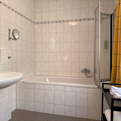 Badezimmer im Komfortzimmer im Sigl's Bad Schandau