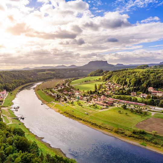 Blick vom Bastei-Aussichtspunkt auf die Elbe und die Stadt Rathen