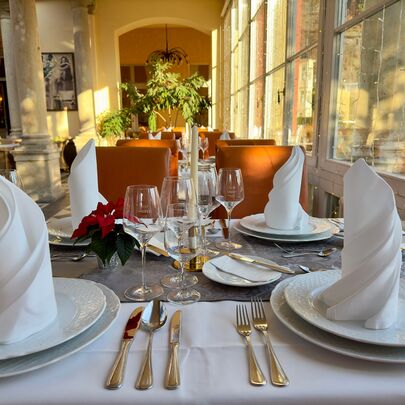 Gedeckter Tisch im Wintergarten vom Parkhotel Bad Schandau