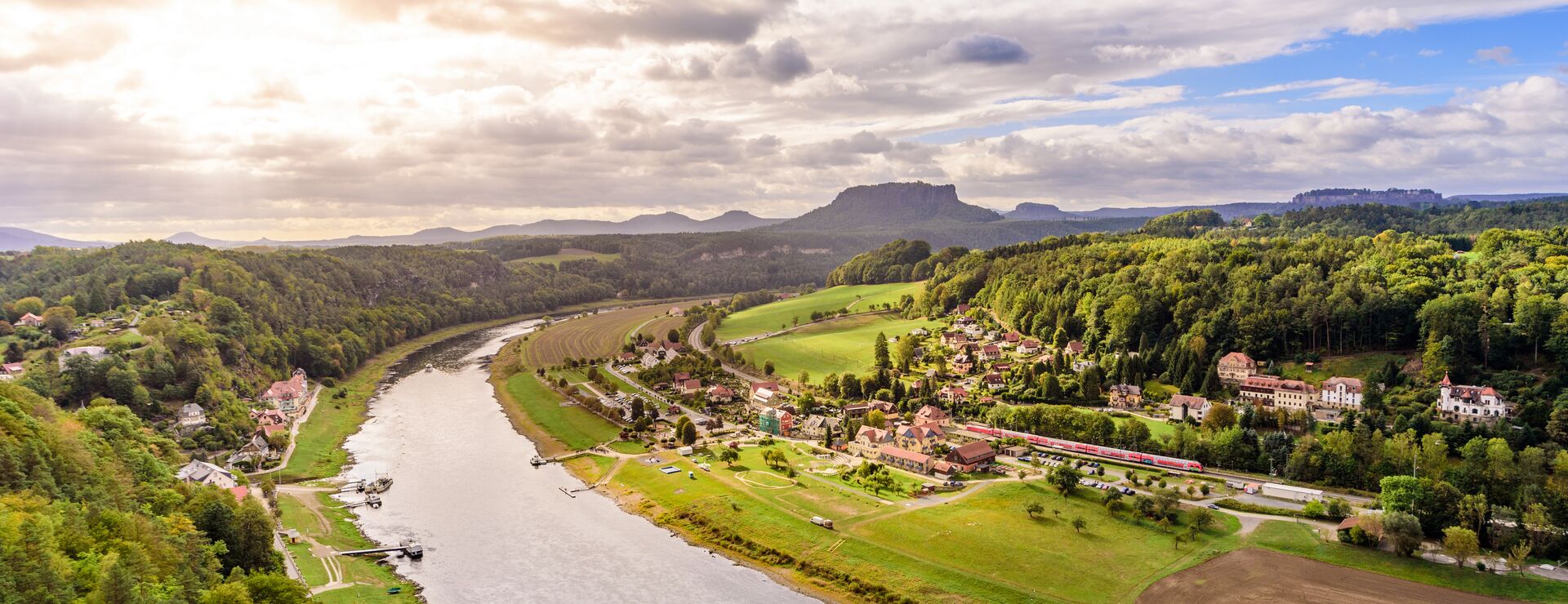 Blick vom Bastei-Aussichtspunkt auf die Elbe und die Stadt Rathen