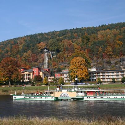 Dampfschiff auf der Elbe