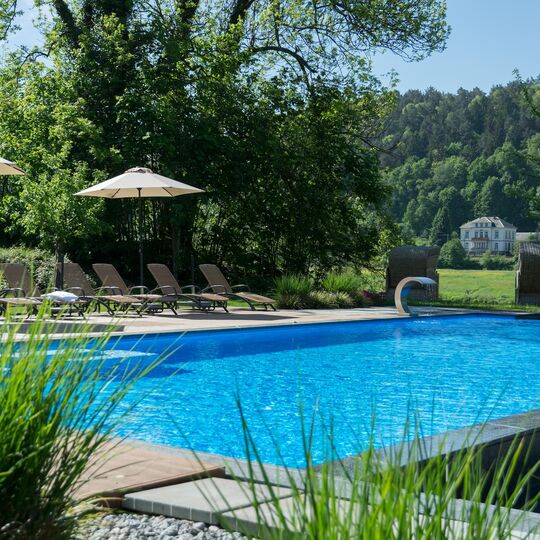 Swimmingpool im Garten vom Parkhotel Bad Schandau Hotel