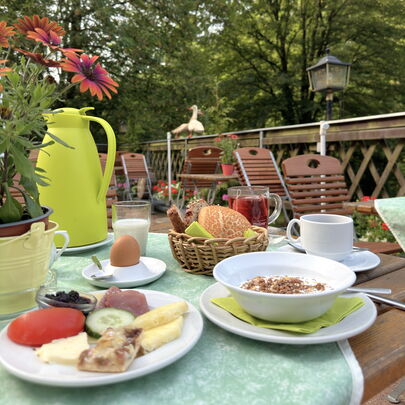 Forsthaus im Kirnitzschtal - Frühstück auf der Terrasse mit Blick ins Grüne